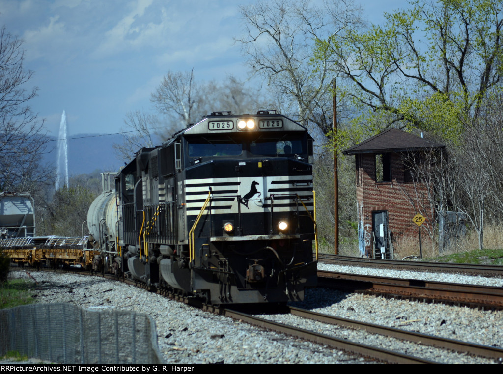 NS 7025 leads NS yard job E19.  The Langley fountain is doing its thing in the distance, and long-empty ND Cabin sits to the right.